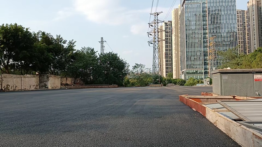 鲁能大道充电停车场二
